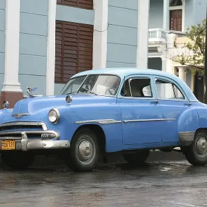Vintage care parked on a street in Cienfuegos