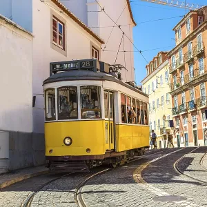 Un tranvía de época en el centro de la ciudad de Lisboa. Un tranvía de época en el centro de la ciudad de Lisboa.