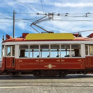 Tren clásico en el centro de la ciudad de Lisboa. Tren clásico en el centro de la ciudad de Lisboa.