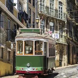 Un tranvía de época en el centro de la ciudad de Lisboa. Un tranvía de época en el centro de la ciudad de Lisboa.