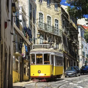 Un tranvía de época en el centro de la ciudad de Lisboa. Un tranvía de época en el centro de la ciudad de Lisboa.
