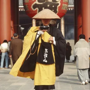 Wandering monk, Asakusa Kannon, Tokyo, Japan, Asia Wandering monk, Asakusa Kannon, Tokyo, Japan, Asia