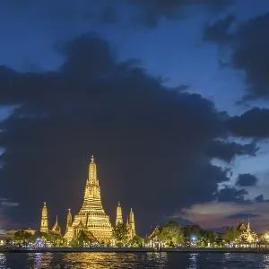 Wat Arun, Temple of Dawn at sunset with dark clouds