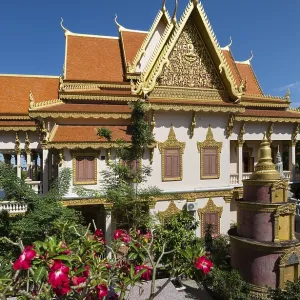 Wat Langka on Sihanouk Boulevard with Stupa