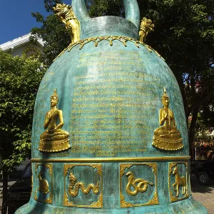 Wat Phrah Singh, huge bell in front of the temple