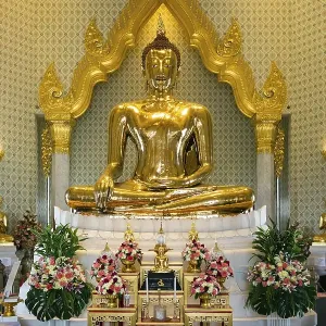 Wat Traimit Temple, altar of Golden Buddha Wat Traimit Temple, altar of Golden Buddha