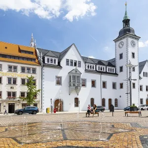 Water feature on the Obermarkt with Ratsapotheke and town hall