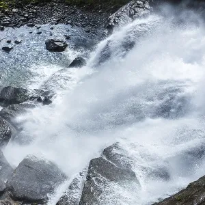 Cascada en las montañas de Noruega en verano Cascada en las montañas de Noruega en verano