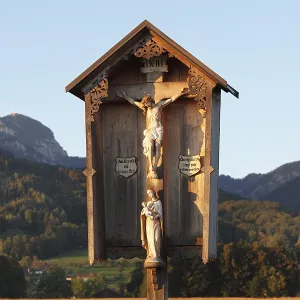 Wayside cross in Wiechs, Mt Wendelstein at back Wayside cross in Wiechs, Mt Wendelstein at back