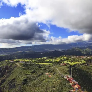 Vue large de la chaîne montagneuse verte du cratère Bandama, Grande Canarie, Espagne.