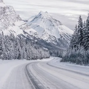 Winter road trip on the Icefields Parkway with lots of snow and ice