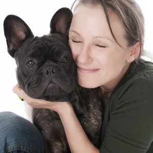Femme et Bulldog Français