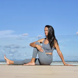 Eine Frau meditiert yogabezüglich auf einem Dach. Eine Frau meditiert yogabezüglich auf einem Dach.