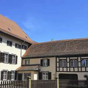 La maison à colombages de Wormser sous un ciel dégagé.