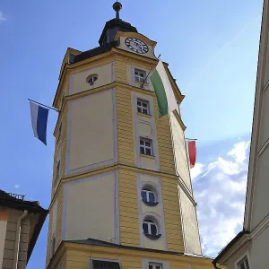 Tour jaune du Herrieder Tor avec drapeaux sous un ciel bleu, Ansbach, Bavière, Allemagne