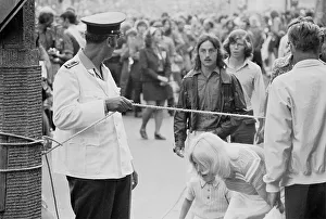 01.05.1968 GDR, Rostock district, city of Rostock. A policeman in a white parade jacket lets a young woman and her child pass a barrier at the edge of the 1 May 1969 demonstration: Carsten Milbret small press team Rostock, GDR GDR