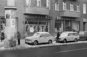 02.11.1983, GDR, East Berlin, district Prenzlauer Berg, Dimitroffstrasse, children playing with snow at the roadside in front of the Kollwitz bookshop East Berlin, Berlin-Prenzlauer Berg, GDR GDR