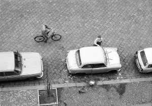 04.04.1982, GDR, East Berlin, district Prenzlauer Berg, Stargarder Strasse, car wash by hand, a car type Trabant 600, year of construction 1963, is cleaned at the roadside, Copyright: Carsten Milbret kleinespresseteam, Berlin Prenzlauer Berg