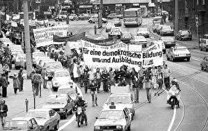 10, 000, called by the trade unions