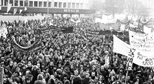 More than 10, 000 students demonstrated in Duesseldorf on 7 November 1974 for more Bafoeg