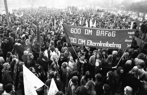 More than 10, 000 students demonstrated in Duesseldorf on 7 November 1974 for more Bafoeg