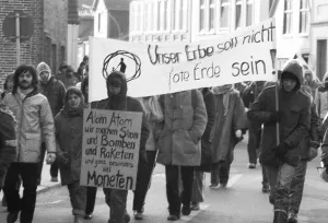About 100, 000 demonstrators, peaceful and violent