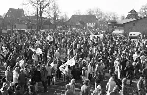 About 100, 000 demonstrators, peaceful and violent