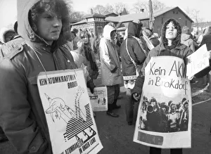 About 100, 000 demonstrators, peaceful and violent