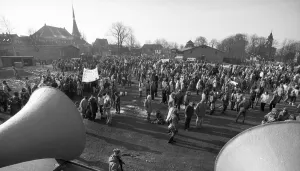 About 100, 000 demonstrators, peaceful and violent