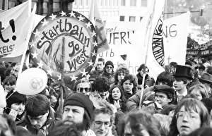 More than 100, 000 people of all political persuasions demonstrated against the intended construction of Runway West