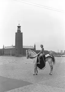 In the 1940s. The american movie Jeanne d'Arc is being promoted for it's premiere screening