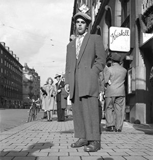 1940s fashion. A young man wearing the typical Zoot suit