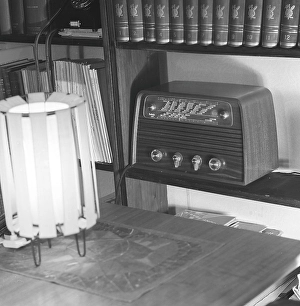 In the 1950s. A Radiola radio in a bookshelf. 1957 ref BV19-11