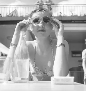 1950s sunglasses. A young woman on a summer day is trying out her sunglasses. 1950s. Photo Kristoffersson/AZ47-4
