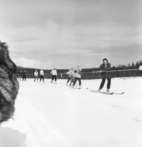 Are 1952. The popular winter sports resort in Jaemtland Sweden where people go to ski and socialise. Are is known for its long history of skiing and the 1950s was a time when skiing was a growing sport and tourist attraction