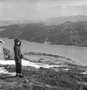 Are 1952. The popular winter sports resort in Jaemtland Sweden where people go to ski and socialise. Are is known for its long history of skiing and the 1950s was a time when skiing was a growing sport and tourist attraction