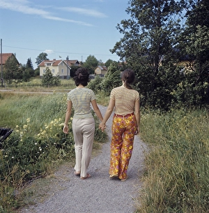 1960s parents. Two women holding hands. Sweden 1960s. Kristoffersson ref CV34-6