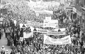 In 1982, about 20, 000 steelworkers demonstrated with black flags of Arbed-Saarstahl