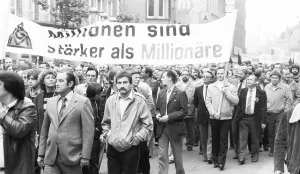 In 1982, about 20, 000 steelworkers demonstrated with black flags of Arbed-Saarstahl