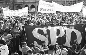 20, 000 demonstrators called by the peace movement