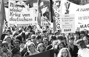 20, 000 demonstrators called by the peace movement