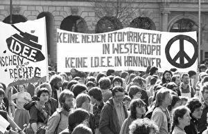 20, 000 demonstrators called by the peace movement