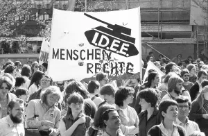 20, 000 demonstrators called by the peace movement