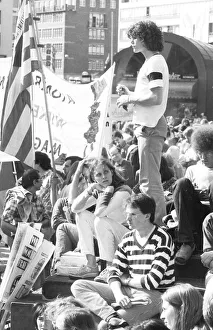 20, 000 demonstrators called by the peace movement