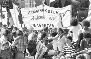 20, 000 demonstrators called by the peace movement