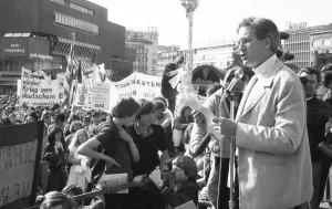 20, 000 demonstrators called by the peace movement