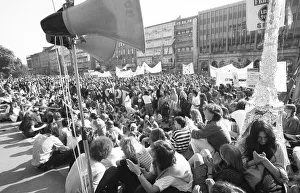 20, 000 demonstrators called by the peace movement