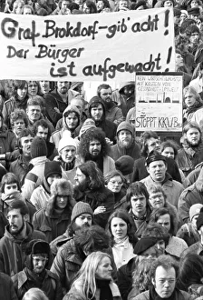More than 20, 000 opponents of nuclear power demonstrated in Itzehoe against a nuclear power plant in Brokdorf on 19
