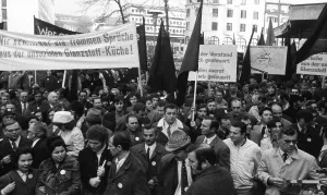 2000 workers, employees and relatives demonstrated in Wuppertal on 18