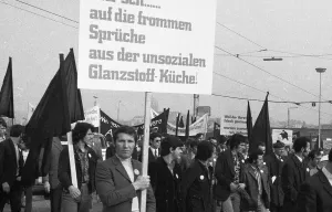 2000 workers, employees and relatives demonstrated in Wuppertal on 18